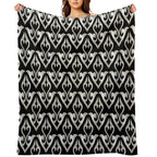 Black And White Floral Decorative Pattern All-season Throw Blanket