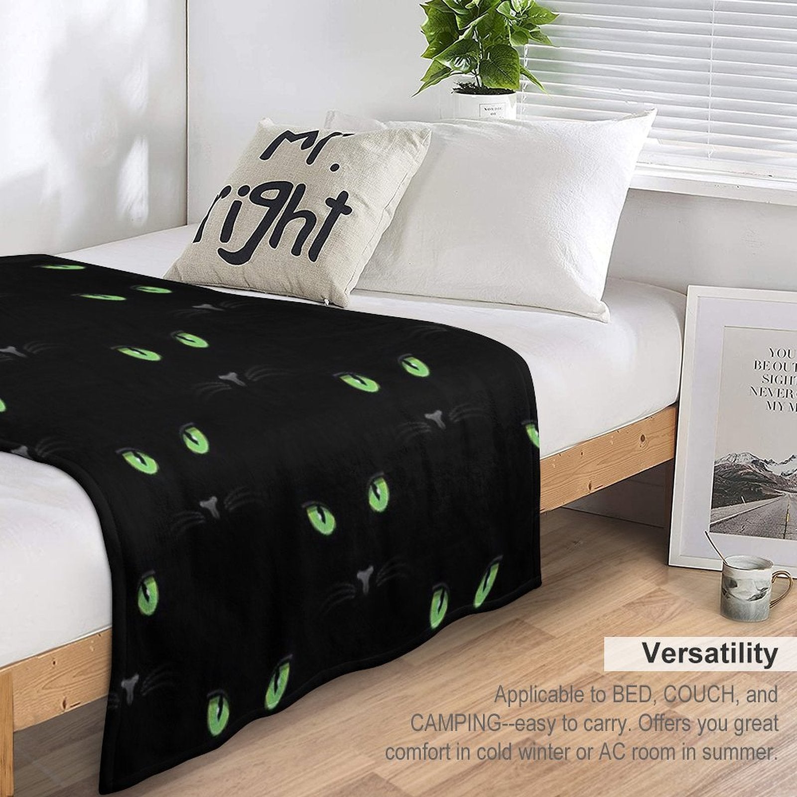 Black Cat - Green Eyes Lightweight Throw Blanket